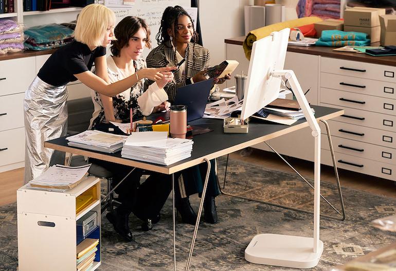 رهبری الجی در نمایشگرهای قابلحمل با معرفی «LG Smart Monitor Swing»